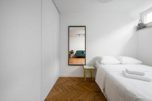 Chłodna Superior Apartment by BookingHost