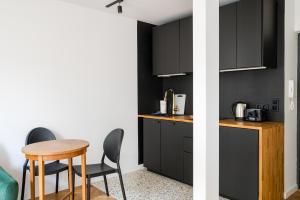 Chłodna Superior Apartment by BookingHost