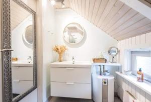 Cozy cottage with sea view