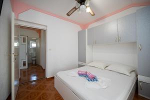 Apartments by the sea Sukosan, Zadar - 24601