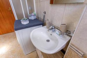 Family friendly house with a swimming pool Milna, Brac - 24609