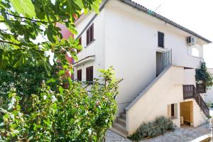 Apartments with parking space Pinezici, Krk - 24610