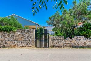 Apartments with parking space Vir - 24652