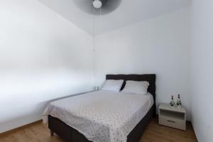 Apartments with parking space Vir - 24653