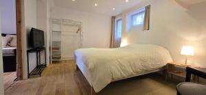 Sejours chez l'habitant Chambre independante grand confort avec parking prive clos en centre ville : photos des chambres