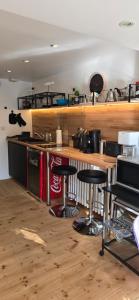 Chambre indépendante grand confort avec parking privé clos en centre ville