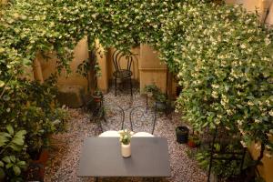 Madalina Apartment with Garden