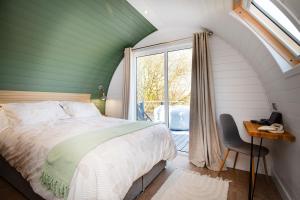 Stonelake Lodges - Willow Walk luxury lakeside lodge with hot tub