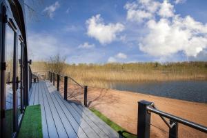 Stonelake Lodges - Willow Walk luxury lakeside lodge with hot tub