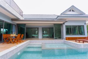 Seashine Private Pool Villa at Klong Muang