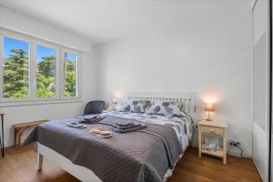 Cannes Beach Access, Private Room in Shared 3-Bedroom Apartment, Private Bathroom, Living Room with Sea View Suite Parentale salle de bain privée accès plages & vue mer du salon dans appartement partagé chez lhabitant