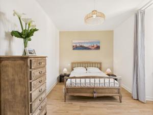 Maisons de vacances Maison pour 6 adultes et 1 enfant - centre d-Erquy : photos des chambres