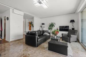 Cannes, Sea View, Beach Access, 3-Bedroom Apartment, 100 m2, 3 Bathrooms, Sleeps 6, 100 meters from Beach