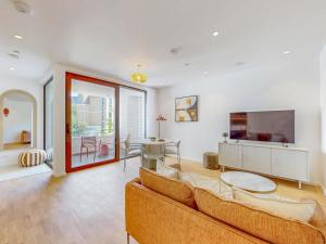Modern 1BR Flat Balcony Near Tube Pass the Keys