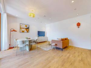 Modern 1BR Flat Balcony Near Tube Pass the Keys