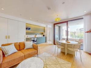 Modern 1BR Flat Balcony Near Tube Pass the Keys