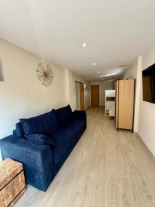 La Maison du Lac sleeps 10 and has air conditioning