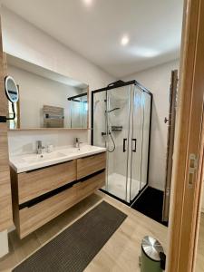 Villas La Maison du Lac sleeps 10 and has air conditioning : photos des chambres