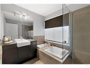 Ultimate Luxury family Home With Spa Pool