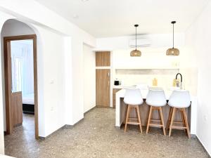 Sakellis Home 1- Steps to Beach & Town