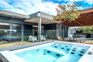 Ultimate Luxury family Home With Spa Pool