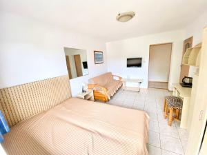 #2 Seaside Studios with Private Kitchenette & Bathroom by Swell