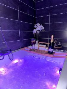 Sakura Suite - Jacuzzi and Cinema