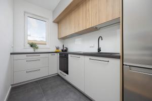 Air Conditioned Apartment in Warsaw with Parking, Balcony and Bathtub by Noclegi Renters