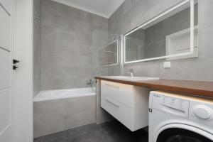 Air Conditioned Apartment in Warsaw with Parking, Balcony and Bathtub by Noclegi Renters