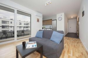 Air Conditioned Apartment in Warsaw with Parking, Balcony and Bathtub by Noclegi Renters