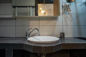 Top-Floor Apt with Private Patio- Nea Ionia by ΜΡS