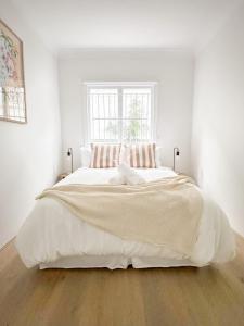 Villa Limone - 2BR - Sleeps 6 - CBD and Free Parking