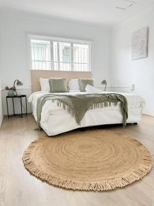 Villa Limone - 2BR - Sleeps 6 - CBD and Free Parking