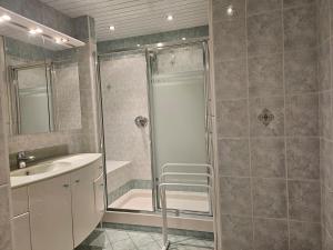 Juan les Pins Front de Mer 2P parking Colombier