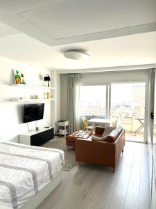 Studio in the center, city & sea views