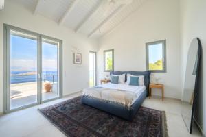 Newly Renovated Villa with Panoramic Sea Views