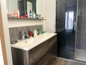 Maisons de vacances ღ L-Andillys - Maison Spacieuse, Jardin & Wifi : photos des chambres