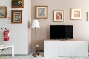 GuestHost - M1 Pasteur Apartment with Balcony