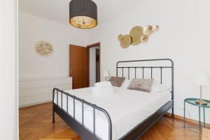 GuestHost - M1 Pasteur Apartment with Balcony