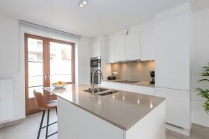 Rose DIvry-3 bedroom appartement w free parking garage - large terrace - quiet area & walking distance from the sea! 223