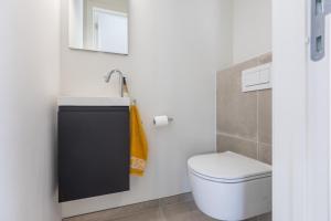 Rose DIvry-3 bedroom appartement w free parking garage - large terrace - quiet area & walking distance from the sea! 223