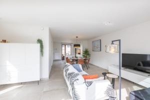 Rose DIvry-3 bedroom appartement w free parking garage - large terrace - quiet area & walking distance from the sea! 223