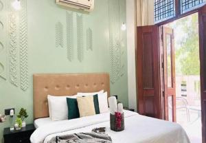 BluO Awesome 1BHK DLF Galleria Market ,Gym TT