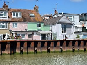 Dove Cottage is a Central, Riverside, Charming Victorian Cottage