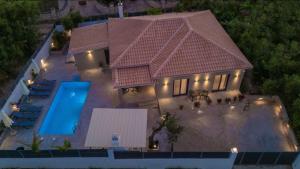 Xenessa Elegant Villa, 4-Bedroom Private Pool Retreat by Villa Mana Gers