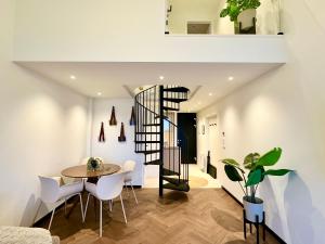 Das Alpenzeit Loft mit Balkon und Grimmingblick - 3hvězdičkové hotely ve městě Bad Mitterndorf