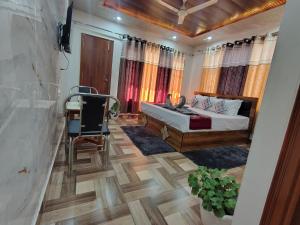 The TreeHouse Kasauli l Couple Friendly l Near Mall Road Kasauli !!