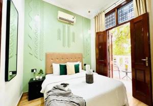 BluO Awesome 1BHK DLF Galleria Market ,Gym TT