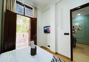 BluO Awesome 1BHK DLF Galleria Market ,Gym TT