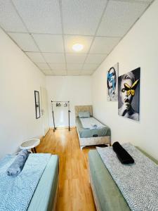 Simple Two Private Rooms with Shared Living Area in Vienna